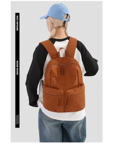 Vista posteriore dettagliata dello zaino casual monocolore con tessuto molto resistente.