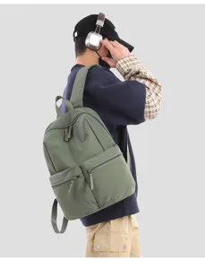 Zaino casual monocolor nel dettaglio con grande capacita, tasche multiple e design resistente.