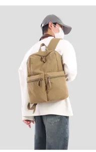 Vista dettagliata dello zaino da viaggio minimalista casual indossato in studio pulito.