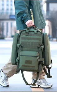 Detailansicht des taktischen Outdoor-Rucksacks mit MOLLE-Gurtband und strapazierfähigem grünem Stoff.