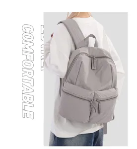 Zaino casual monocolore con tasche con zip, grande capacità per viaggi e uso quotidiano.