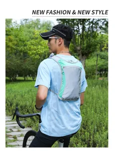 Detailansicht des leichten Fahrradrucksacks in Gruen und Grau beim Outdoor-Einsatz.