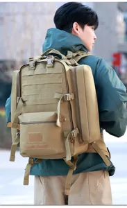 Detailansicht des grossen taktischen Outdoor Wanderrucksacks mit vielen Taschen.