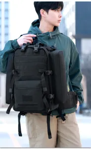 Taktischer Outdoor-Rucksack am Model im urbanen Umfeld, mit praktischen Schlaufen.