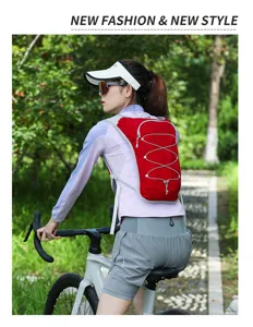 Leichter Outdoor-Rucksack im Detail mit rotem Westendesign und elastischen Kordeln für Sport.