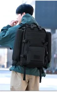 Detailansicht des großen schwarzen taktischen Outdoor-Rucksacks, getragen vom Model.