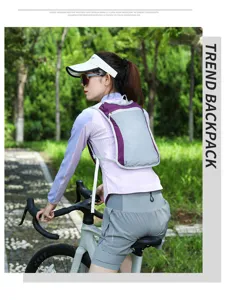 Rucksack Detailansicht zeigt leichtes Design und Outdoor Radfahrszene Einrichtung.