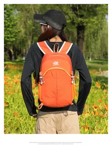 Leichter Outdoor-Rucksack in leuchtendem Orange, ideal für Wandern, Reisen und tägliche Sport.