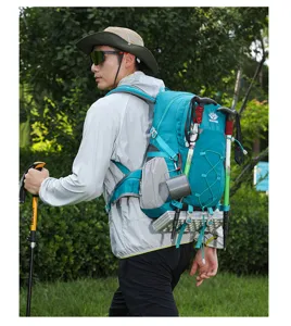 Zaino da trekking all'aperto ciano con grande capacità e sistema di aggancio, dettaglio.