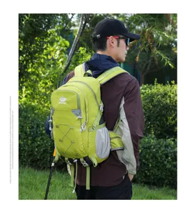 Zaino da trekking all'aperto di grande capacità, leggero e comodo per viaggi e sport.