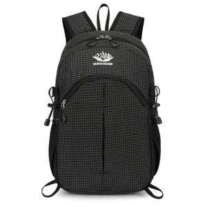 Leichter schwarzer karo-muster Outdoor Rucksack mit Vorderlogo, Frontansicht Produktpräsentation.