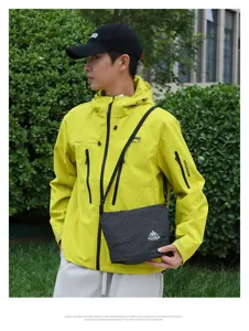 Borsa a tracolla casual da esterno leggera Azela per viaggi e uso quotidiano di grande capienza.