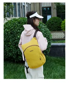 Gelber Faltrucksack Detailansicht, leichter Outdoor Reise Sport Freizeit Tagesrucksack.