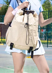 Detailaufnahme eines leichten khakifarbenen Kordelzug-Rucksacks auf dem Outdoor-Sportplatz.