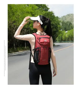 Detailansicht des roten Karoer Outdoor-Rucksacks, getragen von einem Model auf der Straße.