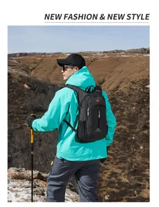 Outdoor Wanderrucksack mit 18L Kapazität, wasserdichtes Karo-Gewebe für Trekking.