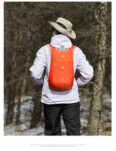 Detailansicht des 18L Azela Outdoor Wanderrucksacks aus strapazierfähigem, wasserdichtem Stoff.
