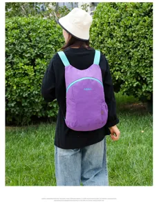 Detailaufnahme des leichten faltbaren Outdoor-Reiserucksacks in Lila mit blauen Trägern.