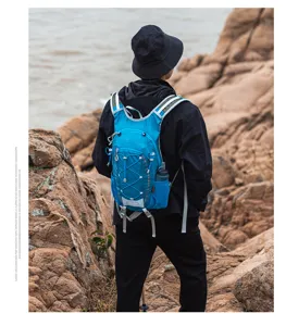 Lichtgewicht buitensportrugzak, ademende wandelrugzak voor reizen en kamperen in de natuur.