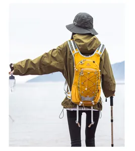 Lichtgewicht outdoor sportrugzak met ademende banden en elastisch koord voor wandelen en reizen.