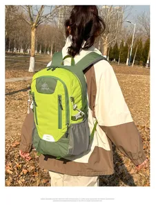Outdoor Sport Rucksack Szene mit dem grünen Wanderrucksack getragen von Model im Park.