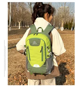 Outdoor Sport Rucksack Detailansicht in Gruen mit Faechern fuer Wandern und Camping.
