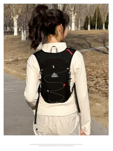 Detailansicht des leichten Outdoor-Laufrucksacks mit atmungsaktivem Design für Sport.