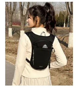 AZELA Sport Laufrucksack und Marathon Trinkrucksack getragen von Model im Park.