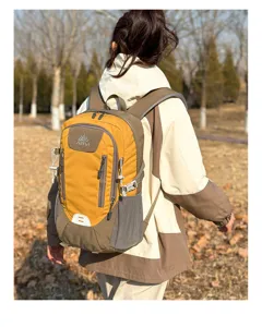 Wasserdichter Outdoor-Rucksack fuer Wandern, Reisen und Sport. Modernes leichtes Design.