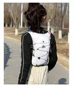 Detailansicht des weißen Outdoor-Sport-Trinkrucksacks mit Mesh-Rücken und elastischer Kordel.