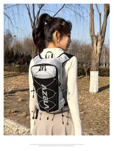 Leichter Outdoor-Marathon-Laufrucksack mit Trinkblasenfach und elastischen Kordeln.