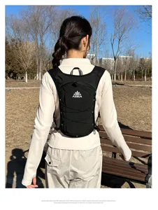 Detailansicht des Outdoor-Laufrucksacks, leichte Trailrunning-Trinkweste mit Bungee-Seilen.
