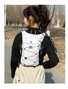 Detailansicht des leichten weißen Sport-Laufrucksacks mit verstellbarem elastischem Kordelzug.
