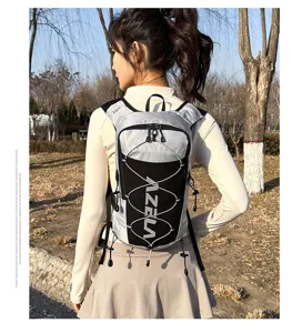 Rückansicht des Outdoor-Laufrucksacks mit atmungsaktiven Trägern und elastischen Kordeln.