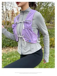 Detailansicht der leichten Lauf-Trinkweste mit violetten Taschen und verstellbaren Gurten.