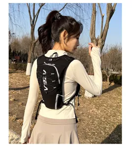 Detailansicht des leichten Laufrucksacks mit atmungsaktivem Mesh und elastischen Kordelzügen.
