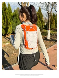 Detailansicht des Outdoor-Lauf-Trinkrucksacks mit atmungsaktivem Stoff und verstellbaren Gurten.