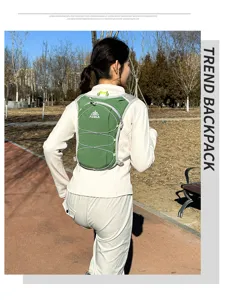 Leichter Outdoor-Laufrucksack mit atmungsaktiven Gurten und Kordelzügen für Marathon Wandern.