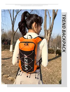 Detailansicht des orangefarbenen Outdoor-Laufmarathon-Rucksacks am Model, strapazierfähig.
