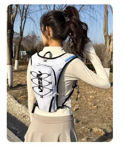 Weißer Outdoor Lauf-Trinkrucksack für Marathon Sport, atmungsaktive Netzgurte, leichtes Design.