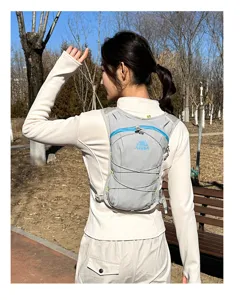 Leichter Lauf-Trinkrucksack für Outdoor-Sport, Marathon und Wandern. Detailansicht gezeigt.