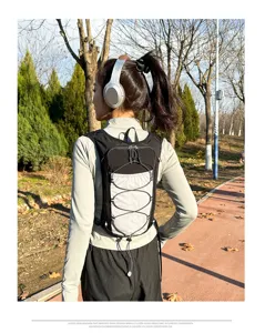 Schwarzer Outdoor Sport Trinkblasen Rucksack zum Laufen, Wandern und Radfahren mit Kordelzug.