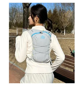 Detailansicht des Outdoor-Laufrucksacks mit Schultergurten und elastischem Kordeldesign.