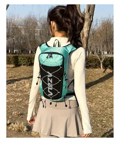 Detailansicht des leichten Marathon-Laufrucksacks für Outdoor-Sportarten und Wandern.