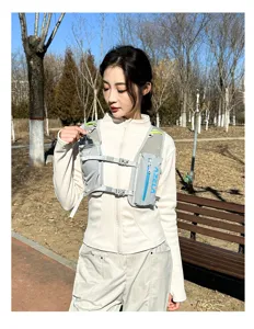 Nahaufnahme des leichten Laufrucksacks, atmungsaktive Mesh-Trinkweste mit Flaschenhalter.