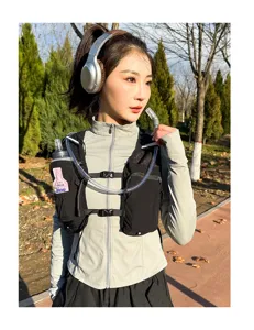 Detail des Outdoor-Lauf-Trinkrucksacks mit doppelten Schläuchen und praktischen Flaschentaschen.