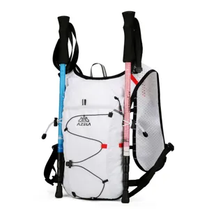 Wasserdichter Lauf-Trinkrucksack mit Wanderstöcken, ideal für Outdoor-Wandern und Marathonläufe.