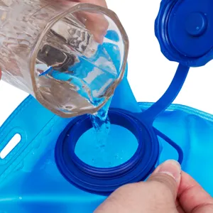 Dettaglio della sacca idratazione con grande tappo e riempimento. Ideale per outdoor.