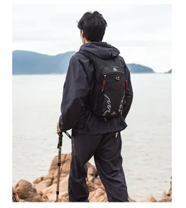 Sac à dos d'extérieur léger de 18L en noir, doté d'un tissu en maille résistant et design ergonomique.