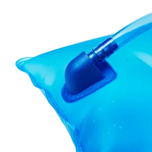 Dettaglio sacca idrica sportiva, borsa d'acqua EVA blu con tubo per ciclismo e trekking all'aperto.